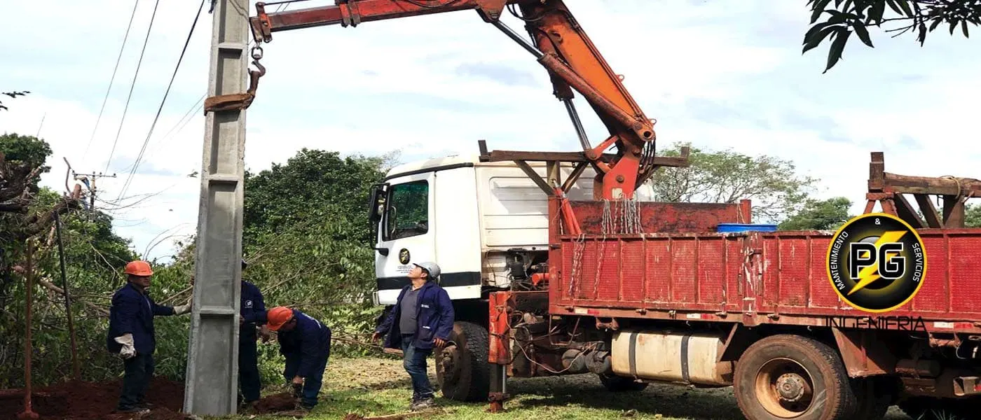 Montaje de un poste de hormigón con camión grúa